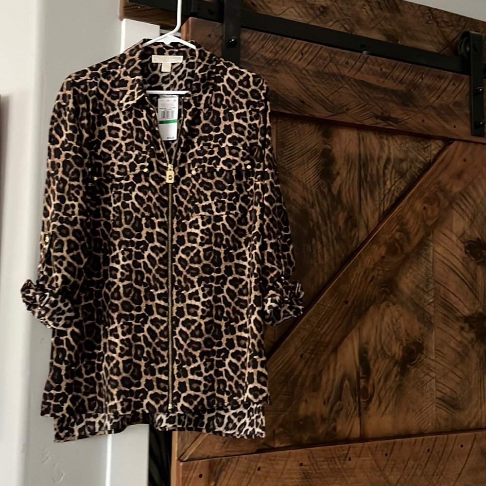 Giraffe print with gold zipper in the front two pockets in the front